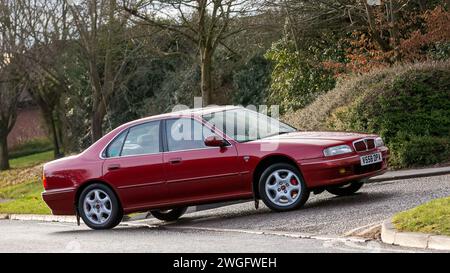 Milton Keynes, Regno Unito - 4 febbraio 2024: 1999 Rover 620 auto d'epoca rossa che guida su una strada inglese. Foto Stock