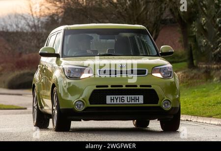 Milton Keynes, Regno Unito - 4 febbraio 2024: 2016 auto verde Kia Soul che guida su una strada inglese. Foto Stock