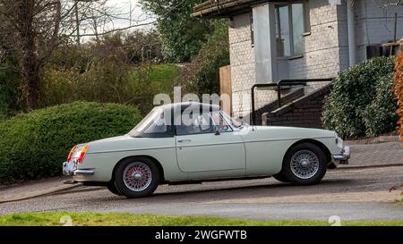 Milton Keynes, UK-4 febbraio 2024: 1969 MGB di colore bianco che guida su una strada inglese. Foto Stock