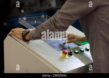 Utilizzo del pannello di controllo touchscreen industriale. Messa a fuoco selettiva. Foto Stock