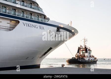 La nave da crociera Vichinga ormeggia al porto di Chioggia nella laguna veneta, Italia Foto Stock