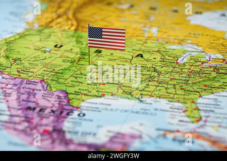 Bandiera degli Stati Uniti d'America sulla mappa politica del mondo. Foto di alta qualità Foto Stock
