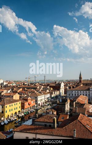 Il canale Vena e i tetti della città di Chioggia, nella laguna di Venezia, Italia Foto Stock