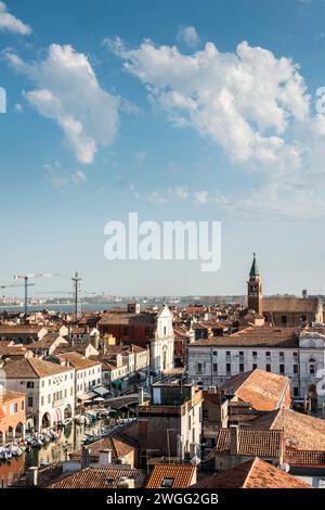 Il canale Vena e i tetti della città di Chioggia, nella laguna di Venezia, Italia Foto Stock