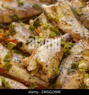 Fritto o cotto al forno nel pesce persico europeo di fiume in cipolla verde Foto Stock