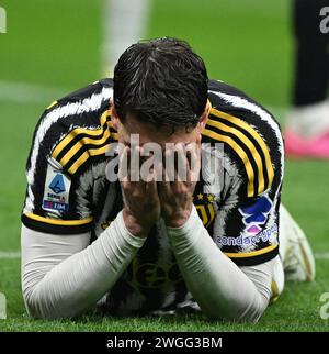 Milano, Italia. 4 febbraio 2024. Dusan Vlahovic del FC Juventus reagisce durante una partita di calcio di serie A tra FC Inter e FC Juventus a Milano, Italia, 4 febbraio 2024. Crediti: Alberto Lingria/Xinhua/Alamy Live News Foto Stock