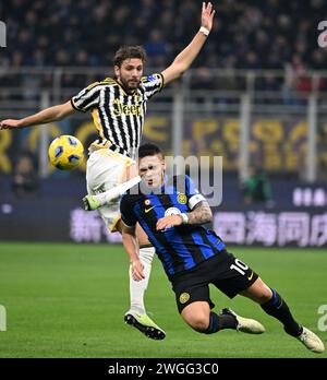 Milano, Italia. 4 febbraio 2024. Il Lautaro Martinez (R) dell'FC Inter sfida con Manuel Locatelli della FC Juventus durante una partita di calcio di serie A tra FC Inter e FC Juventus a Milano, Italia, 4 febbraio 2024. Crediti: Alberto Lingria/Xinhua/Alamy Live News Foto Stock