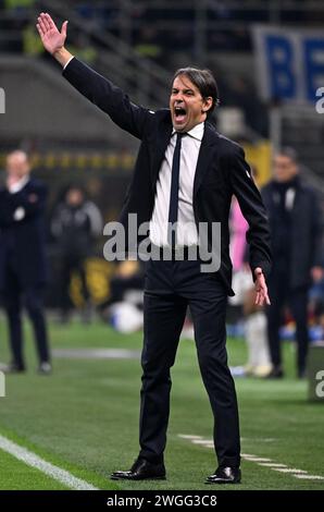 Milano, Italia. 4 febbraio 2024. Il capo-allenatore dell'Inter Simone Inzaghi gesta durante una partita di calcio di serie A tra FC Inter e FC Juventus a Milano, Italia, 4 febbraio 2024. Crediti: Alberto Lingria/Xinhua/Alamy Live News Foto Stock
