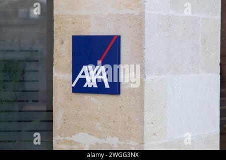 Bordeaux , Francia - 01 29 2024 : logo e testo dell'agenzia della catena axa sull'agenzia d'ufficio con il segno della banca multinazionale francese delle assicurazioni Foto Stock