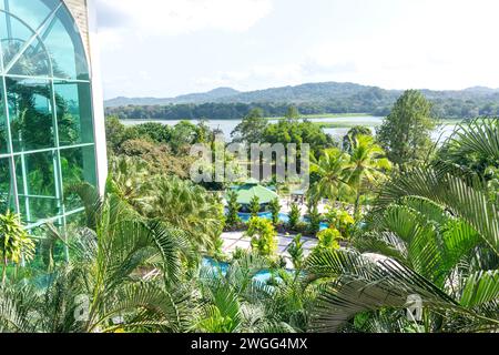 Terrazza con piscina dall'atrio, Gamboa Rainforest Hotel, Soberania National Park, Panamá Province, Panama City, provincia di Panama, Repubblica di Panama Foto Stock