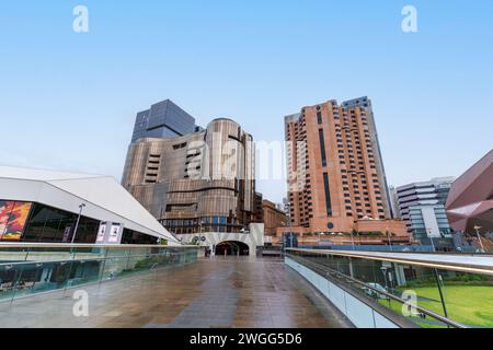 ADELAIDE, SA AUSTRALIA - 23 novembre 2023: Adelaide Riverbank Precinct sul lato sud del ponte pedonale. Foto Stock