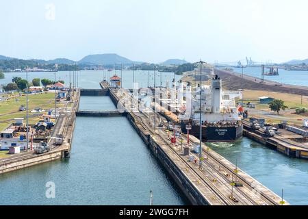 Nave da crociera Cunard Queen Victoria in avvicinamento alla chiusa di Pedro Miguel, al Canale di Panama, a Colon, alla Provincia di Colon, al Repubico di Panama Foto Stock
