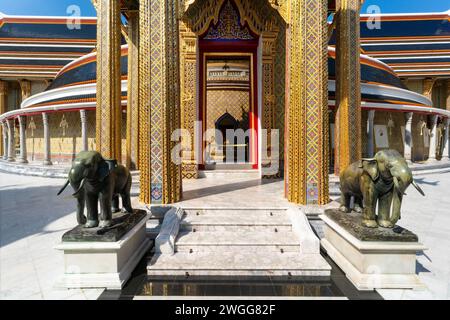 Bangkok, Thailandia - 5 dicembre 2023: Sul terreno del tempio di Wat Ratchabophit a Bangkok, Thailandia. Foto Stock