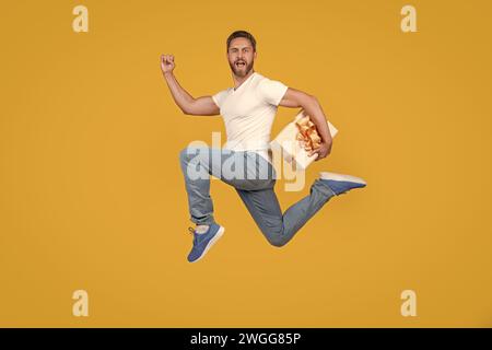 Uomo energico che corre veloce con la confezione regalo. Corriere regalo a mezz'aria. Consegna di regali e regali Foto Stock
