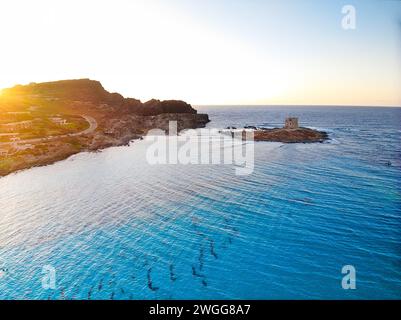 Ripresa aerea dell'isolotto Caletta della Torre presso la spiaggia della Pelosa, Sassari, Sardegna. Rovine ben conservate della Torre della Pelosa, ex prigione. Foto Stock