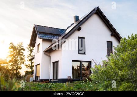 Nuova casa per famiglie singola sostenibile con giardino Foto Stock