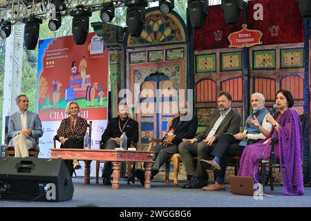 Eric Garcetti, ambasciatore degli Stati Uniti in India, è in conversazione con May-Elin Stener, l'ambasciatore della Norvegia in India, Ajay Bisaria, consulente strategico aziendale, Shyam Saran, l'ex ministro degli Esteri indiano, Philipp Ackermann, e Shombi Sharp, il coordinatore residente delle Nazioni Unite per l'India, insieme a Suhasini Haidar durante il Jaipur Literature Festival 2024 a Jaipur, Rajasthan, India, il 4 febbraio 2024. (Foto di Vishal Bhatnagar/NurPhoto) crediti: NurPhoto SRL/Alamy Live News Foto Stock