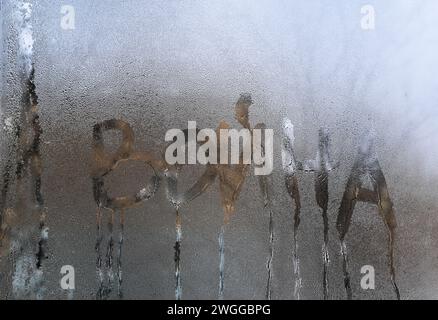 Iscrizione di guerra su vetro umido in russo. concetto. Foto Stock