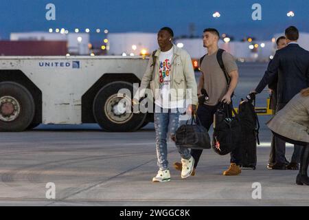 Las Vegas, Stati Uniti. 4 febbraio 2024. Il cornerback dei Kansas City Chiefs Joshua Williams cammina lungo l'asfalto durante gli arrivi della squadra del Super Bowl 58 all'aeroporto internazionale Harry Reid di Las Vegas, Nevada, il 4 febbraio 2024. (Travis P Ball/Sipa USA) credito: SIPA USA/Alamy Live News Foto Stock