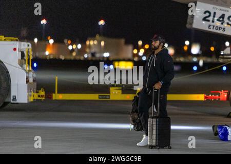 Las Vegas, Stati Uniti. 4 febbraio 2024. Alex Barrett, difensore dei San Francisco 49ers, cammina lungo la pista durante gli arrivi della squadra del Super Bowl 58 all'aeroporto internazionale Harry Reid di Las Vegas, Nevada, il 4 febbraio 2024. (Travis P Ball/Sipa USA) credito: SIPA USA/Alamy Live News Foto Stock