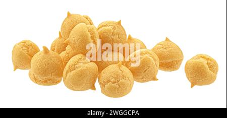 Piccole gocce di biscotti, palline di pasta sfoglia isolate su sfondo bianco Foto Stock