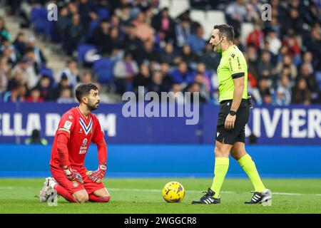 Barcellona, Spagna. 4 febbraio 2024. Arbitro Damaso Arcediano Monescillo visto con il portiere Fernando Pacheco (13) dell'Espanyol durante la partita di LaLiga 2 tra Espanyol e Levante allo Stage Front Stadium di Barcellona. (Foto: Gonzales Photo - Ainhoa Rodriguez). Foto Stock