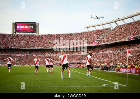 Buenos Aires, Argentina. 4 febbraio 2024. Facundo Colidio del River Plate (C) e i suoi compagni di squadra celebrano il suo primo gol durante la partita tra River Plate e Velez nell'ambito della Fecha 3 - Copa de la Liga Argentina de Futbol 2024 all'Estadio Monumental, il 4 febbraio 2024 a Buenos Aires, Argentina (punteggio finale: River Plate 5 - 0 Velez) credito: SOPA Images Limited/Alamy Live News Foto Stock