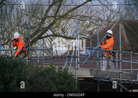 I lavori continuano a demolire un blocco di piscine termali non autorizzato nella casa di Hannah Ingram-Moore, la figlia del defunto capitano Sir Tom Moore, a Marston Moretaine, Bedfordshire. Data foto: Lunedì 5 febbraio 2024. Foto Stock