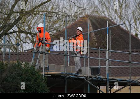 I lavori continuano a demolire un blocco di piscine termali non autorizzato nella casa di Hannah Ingram-Moore, la figlia del defunto capitano Sir Tom Moore, a Marston Moretaine, Bedfordshire. Data foto: Lunedì 5 febbraio 2024. Foto Stock