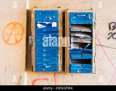 Vecchie cassette blu sul muro di una vecchia casa Foto Stock