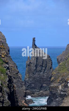 Formazione Pointing Finger Like Rock di Middle Merope Island sul South West Coastal Path vicino a Padstow in Cornovaglia, Inghilterra, Regno Unito. Foto Stock