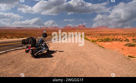 Una motocicletta retrò in piedi su un parcheggio vicino alla strada nel Midwest degli Stati Uniti, previsioni di luce durante il giorno. Foto Stock