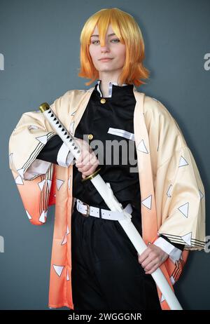 Un cosplayer vestito da samurai con capelli arancioni Foto Stock