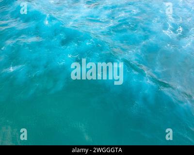 La splendida vista delle onde turchesi dell'oceano Foto Stock