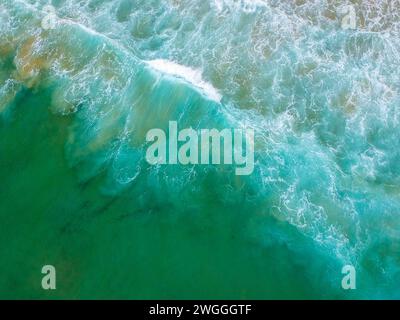 Vista aerea delle onde verdi dell'oceano Foto Stock