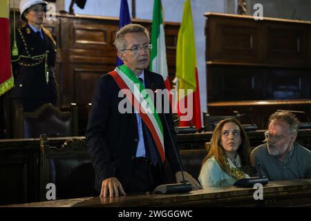 Il sindaco di Napoli Gaetano Manfredi all'interno della sala dei baroni del castello maschio Angioino, parla durante la cerimonia di consegna dell'honora Foto Stock
