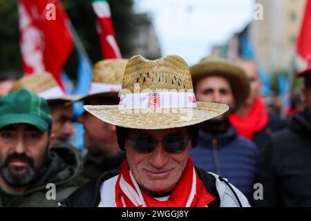 Durante la manifestazione dei sindacati CGIL e UIL nel giorno dello sciopero nazionale contro le misure economiche adottate dal governo italiano Foto Stock