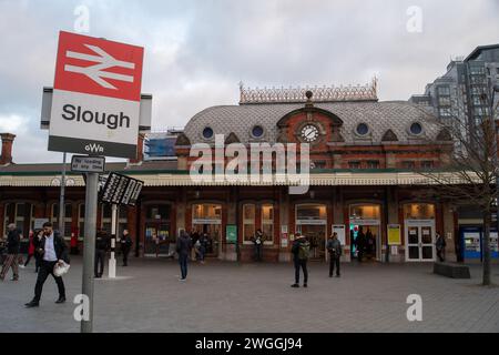 Slough, Berkshire, Regno Unito. 5 febbraio 2024. Pendolari fuori dalla stazione ferroviaria di Slough nel Berkshire. La GWR opera sulla linea ferroviaria di Slough e i suoi clienti hanno comunicato che "lunedì 5 febbraio ci saranno notevoli disagi nei servizi e i clienti dovrebbero viaggiare in giorni alternativi. Sarà operativo un orario ridotto e molte parti della rete GWR non avranno alcun servizio. I treni che circolano opereranno solo per un periodo limitato durante il giorno". Crediti: Maureen McLean/Alamy Live News Foto Stock