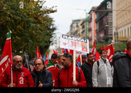 Durante la manifestazione dei sindacati CGIL e UIL nel giorno dello sciopero nazionale contro le misure economiche adottate dal governo italiano Foto Stock