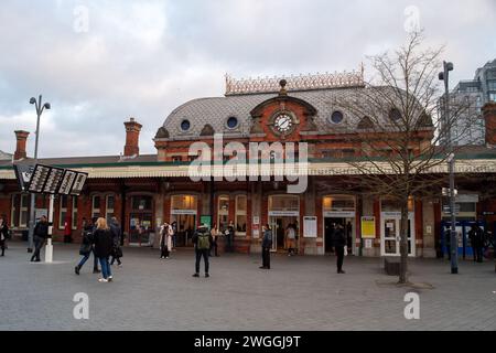 Slough, Berkshire, Regno Unito. 5 febbraio 2024. Pendolari fuori dalla stazione ferroviaria di Slough nel Berkshire. La GWR opera sulla linea ferroviaria di Slough e i suoi clienti hanno comunicato che "lunedì 5 febbraio ci saranno notevoli disagi nei servizi e i clienti dovrebbero viaggiare in giorni alternativi. Sarà operativo un orario ridotto e molte parti della rete GWR non avranno alcun servizio. I treni che circolano opereranno solo per un periodo limitato durante il giorno". Crediti: Maureen McLean/Alamy Live News Foto Stock