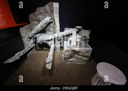 Una vista della casa del Lararium, nella mostra l'altra Pompei, all'interno degli scavi archeologici di Pompei, durante l'anteprima stampa. Foto Stock