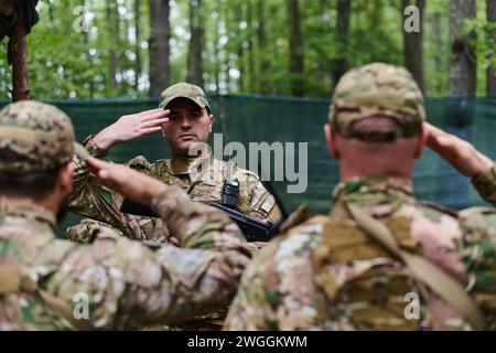 Un soldato devoto saluta la sua unità d'élite, mostrando il cameratismo e la prontezza per le operazioni militari più pericolose Foto Stock