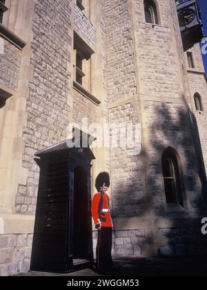 Regno Unito, Londra, la torre di Londra, guardie Coldstream a guardia della torre. Foto Stock