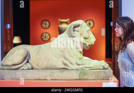 Christies, Londra, Regno Unito. 5 febbraio 2024. Regency Coade Stone modello di una Lioness Est reclinata £ 15.000-25.000 Hewat-Jaboor è stato immerso nel mondo delle arti decorative, del design e del collezionismo. Asta presso la sede centrale di Christie a Londra l'8 febbraio 2024. Paul Quezada-Neiman/Alamy Live News crediti: Paul Quezada-Neiman/Alamy Live News Foto Stock