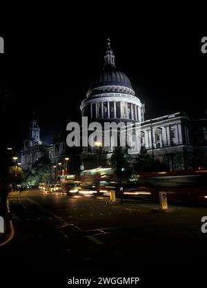 Regno Unito, Londra, St La Cattedrale di Paolo di notte con il traffico. Foto Stock