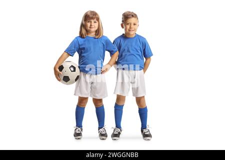 Ragazzo e ragazza in posa con divise da calcio blu e bianche isolate su sfondo bianco Foto Stock