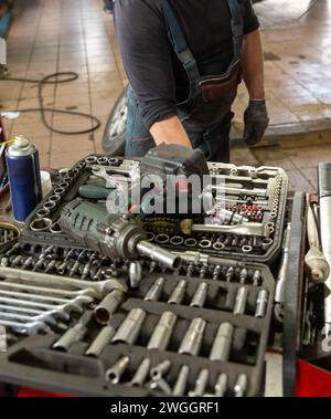 Un'attenzione selettiva alla cassetta degli attrezzi del meccanico con attrezzi nei cassetti, meccanico automatico in officina. Foto Stock