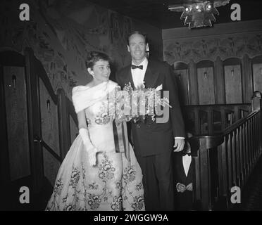 2 novembre 1955. Amsterdam, Paesi Bassi. Audrey Hepburn e Mel Ferrer alla proiezione di gala del film "Sabrina" a Tuschinski ad Amsterdam Foto Stock