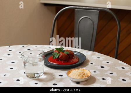 Polpette con salsa di pomodoro su un piatto grigio Foto Stock