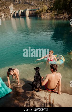 Gli amici si rinfrescano in un bel lago durante una calda giornata estiva Foto Stock